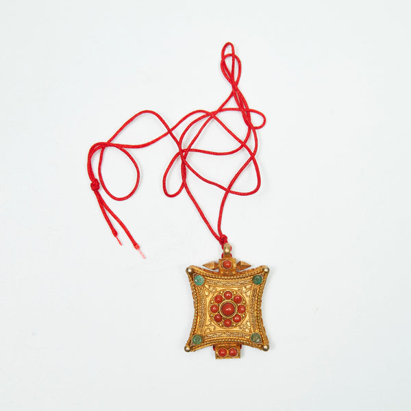 Tibetan-Style Nepalese Handicraft Gau Box Pendant, Buddhist Rosary Jewelry with Painted Heart Mantra, Portable Buddha Shrine Box